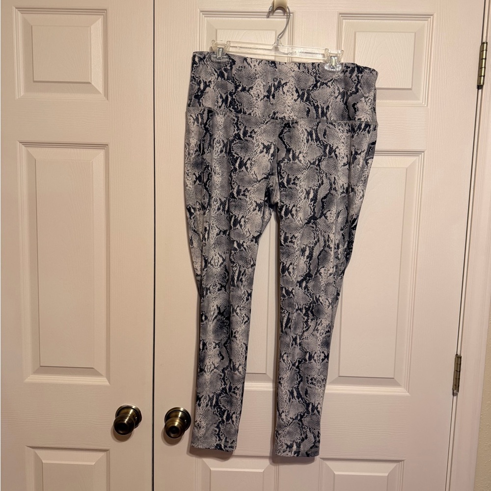 Stylish Gray Snake Print Women's Leggings w/ 2 pockets. Chicos size 2. Large
